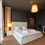 מלון Alex&george Boutique 4*